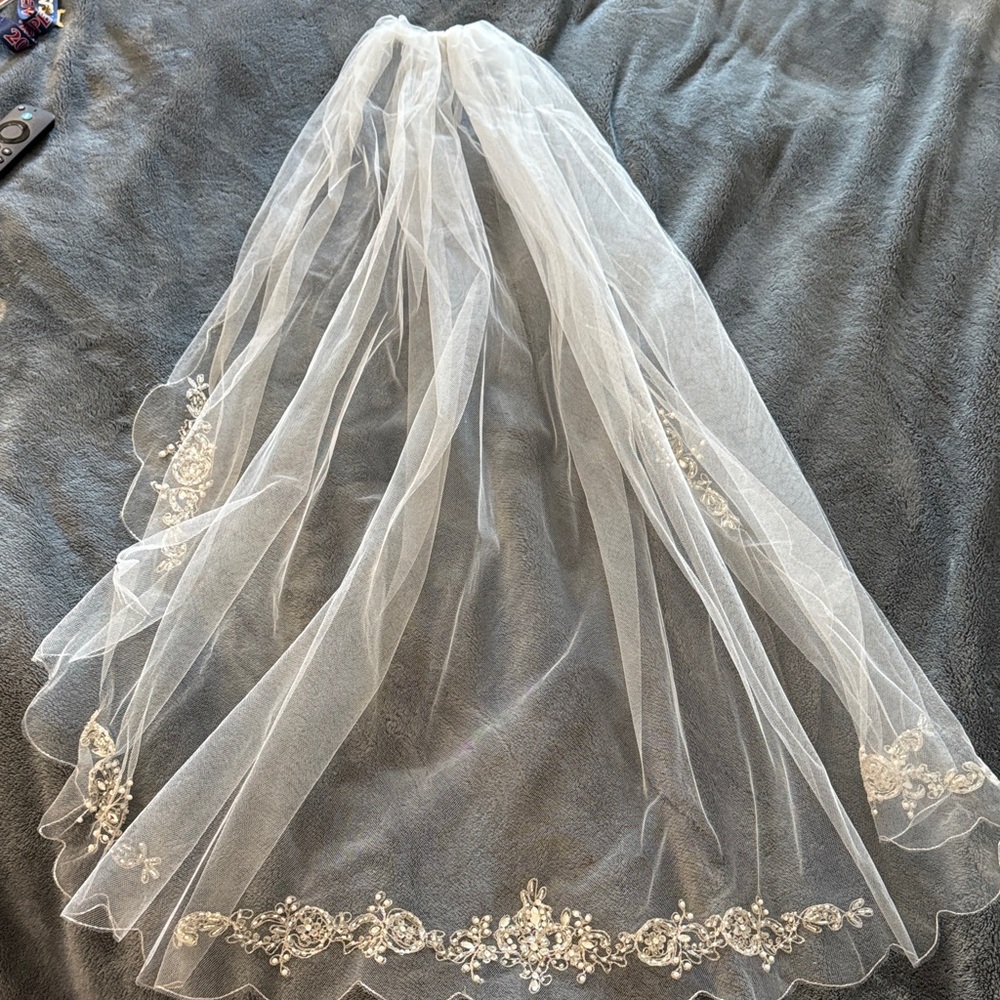 Elegant off white fingertip veil